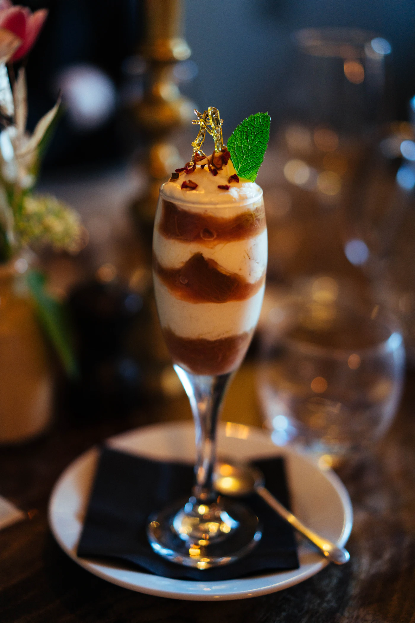 Desert mousse în strat, servit într-un pahar înalt.